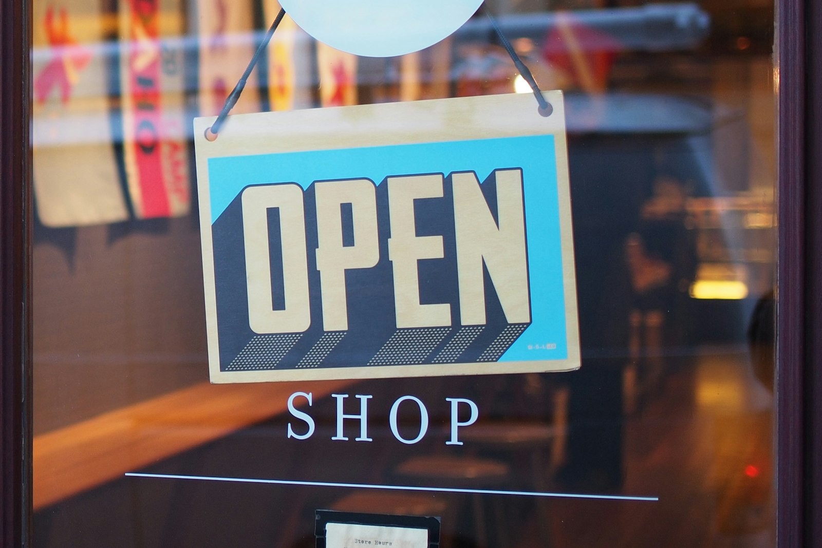 Boutique storefront on a sunny street — Gulf consumer brandable, short Latin mark